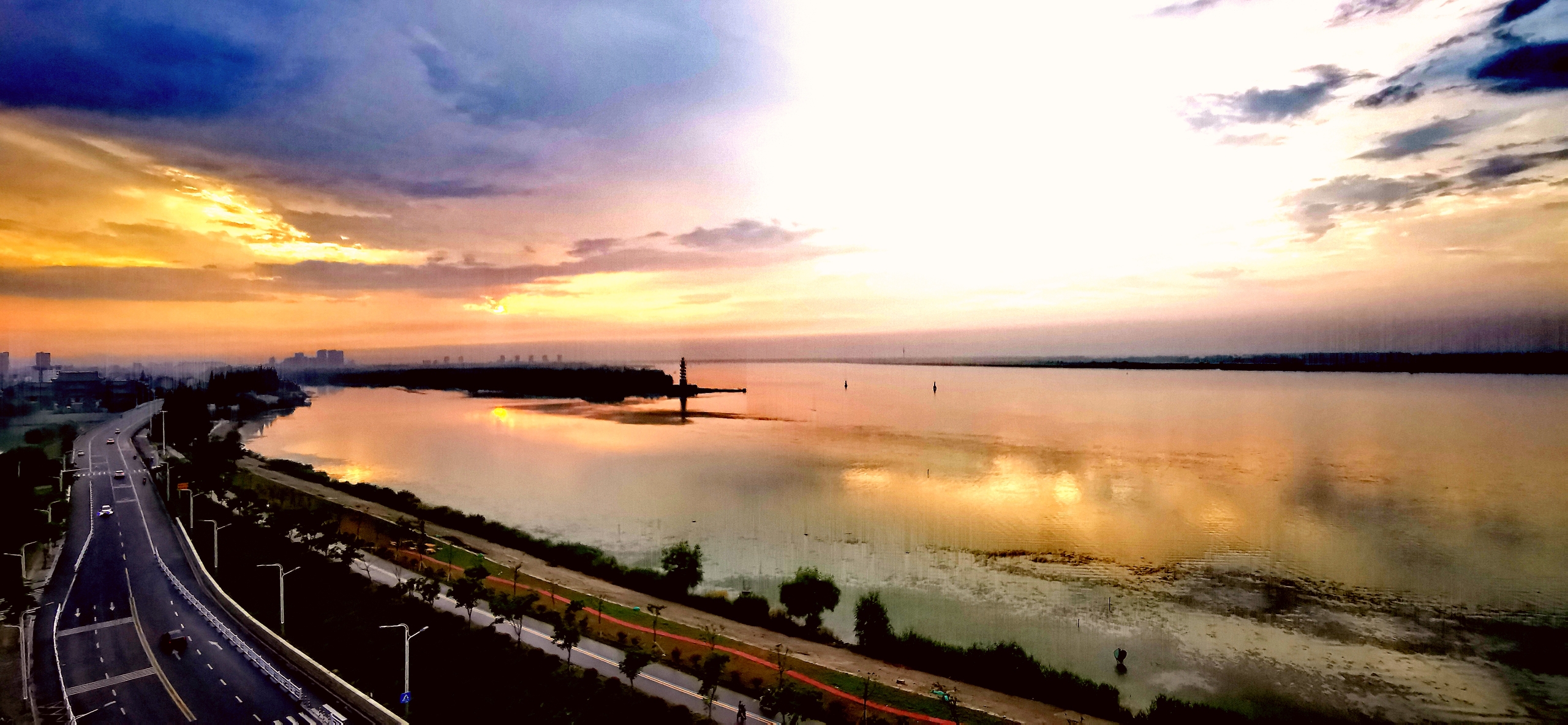  随拍：晚霞映湖城